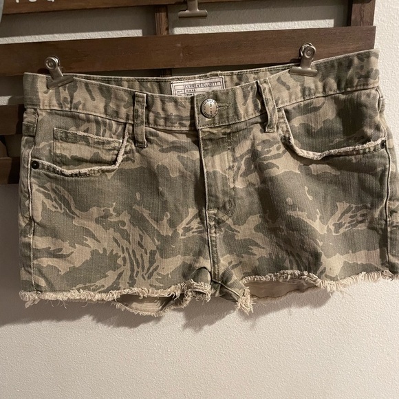 Current/ Elliot the boyfriend raw hem stretch shorts broken camo size 25 - Picture 2 of 6
